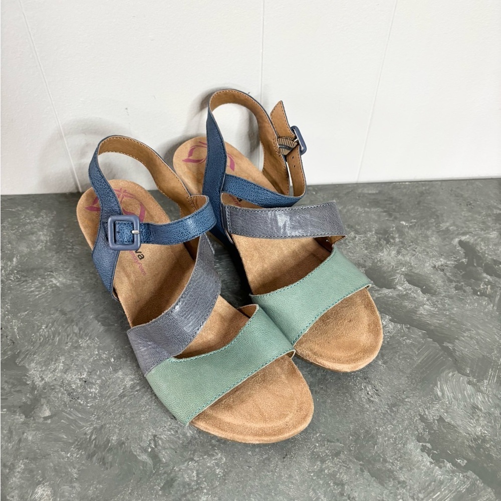 Comfortiva strappy wedge sandals leather blue size 7